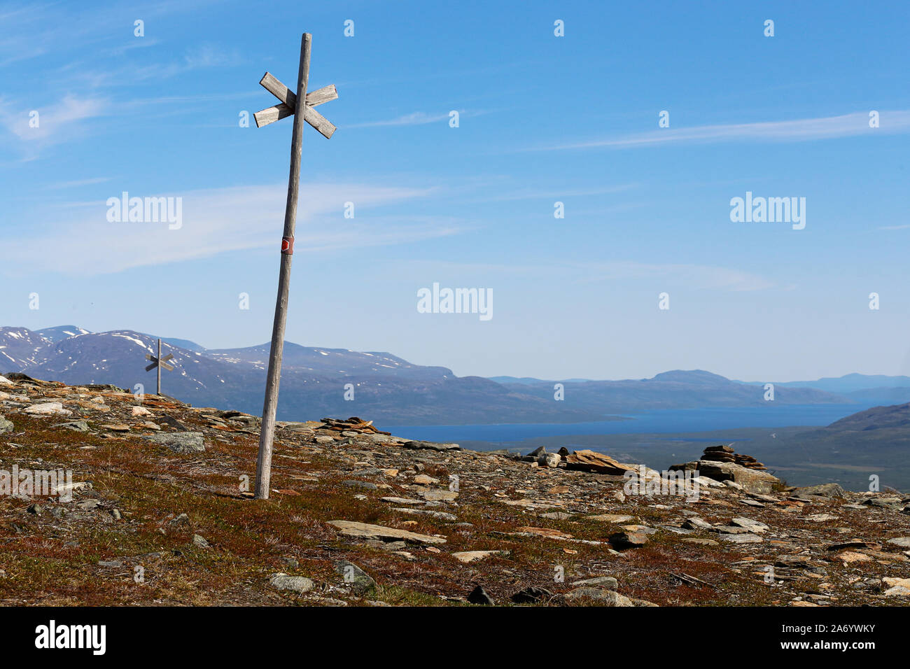 Las marcas de los senderos en la cima de la montaña, Njuolla Abisko, en la región ártica de Suecia Foto de stock