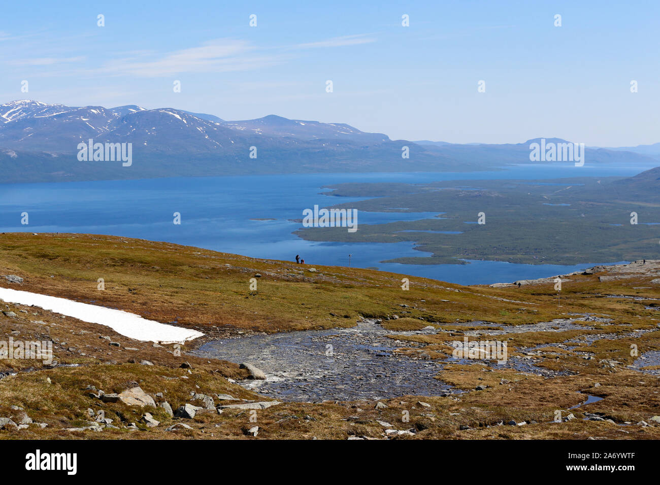 Vistas sobre el lago Torneträsk en la región ártica de Suecia Foto de stock
