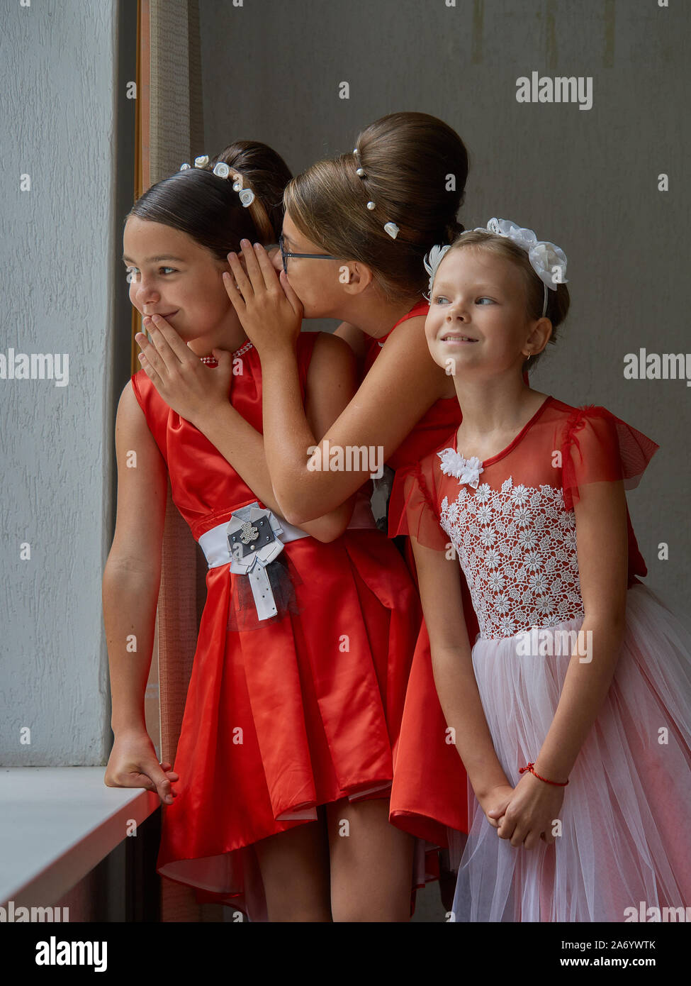 Vitebsk-Belarus. Europe-September oriental 19, 2019: tres niñas menores de 15 años vestidos de noche vestidos de rojo brillante comunicarse durante un b Foto de stock