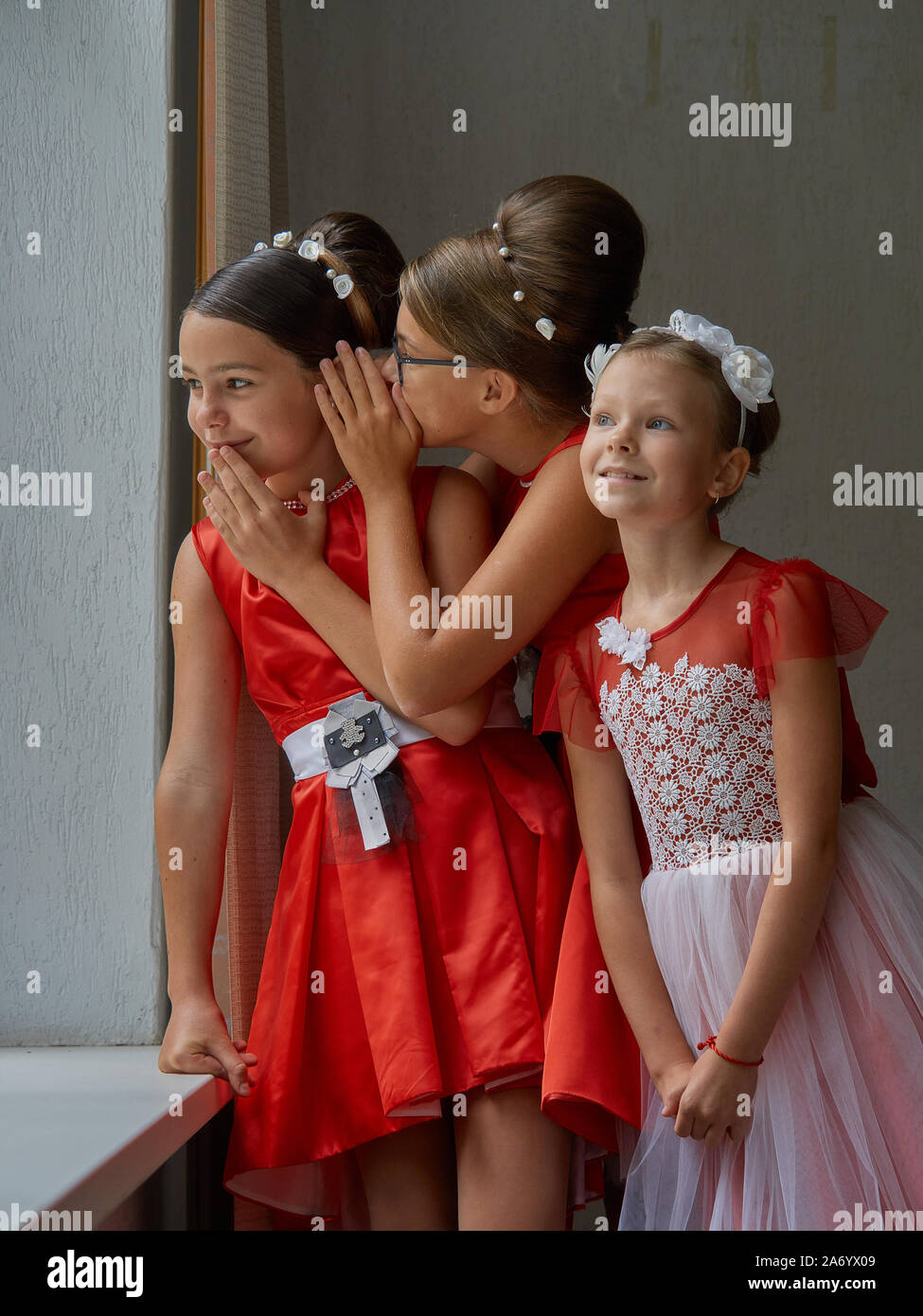 Vitebsk-Belarus. Europe-September oriental 19, niñas menores de 15 años vestidos de noche vestidos de rojo brillante comunicarse durante un b Fotografía stock - Alamy