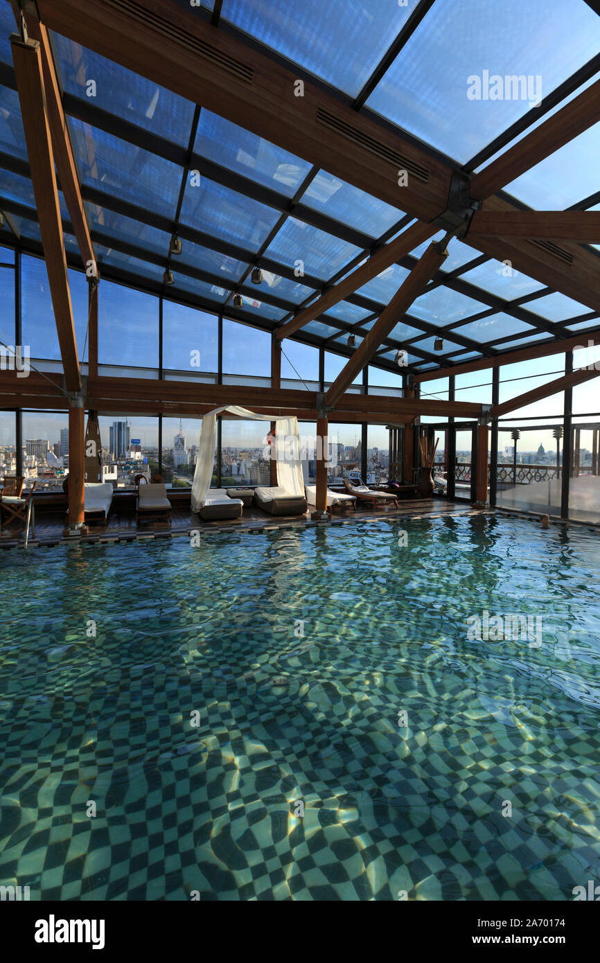 Argentina, Buenos Aires, Hotel Panamericano, piscina en la azotea y terraza  Fotografía de stock - Alamy