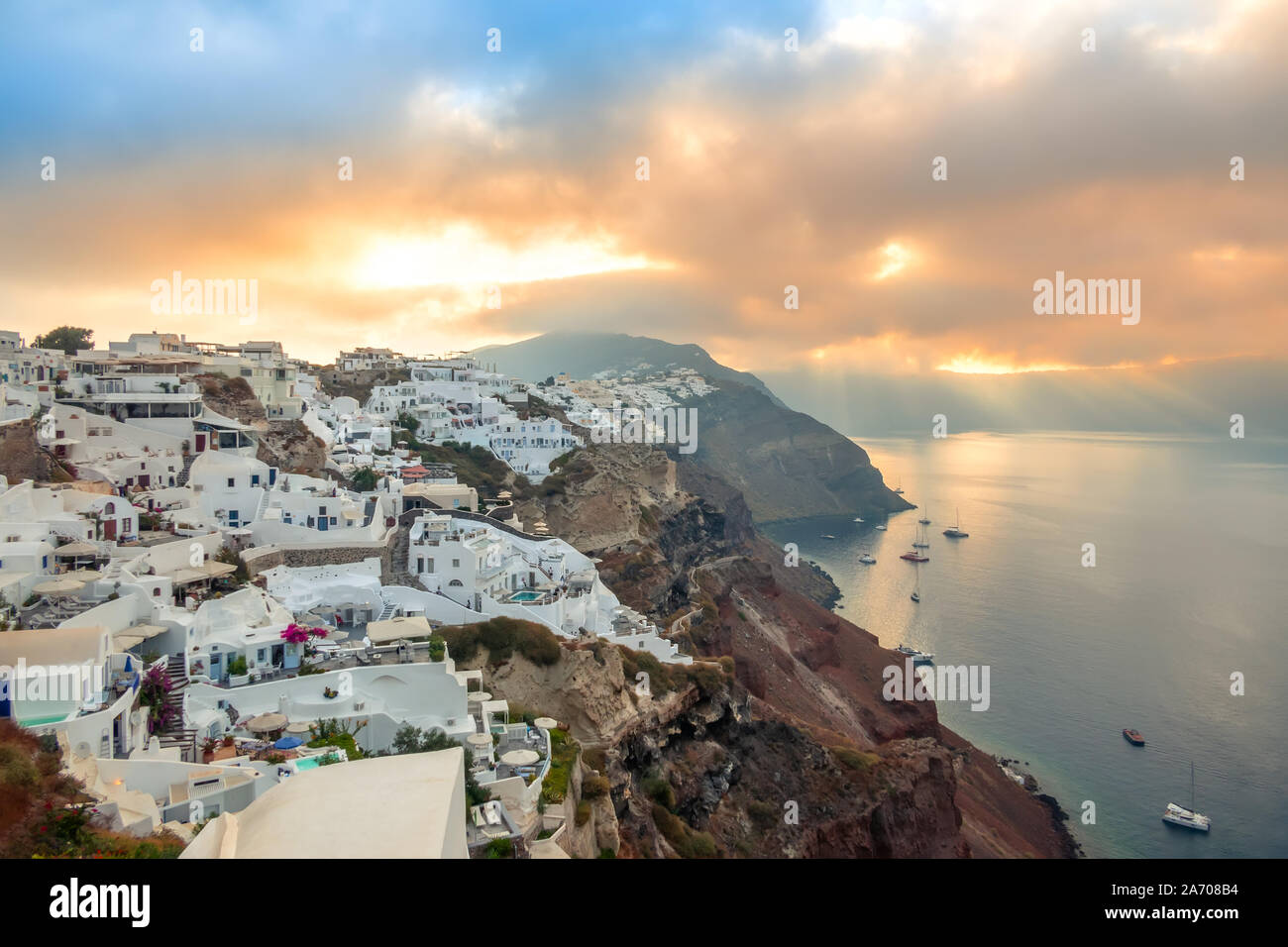 Grecia. La isla de Santorini. Las casas blancas de Oia, en la isla de Santorini. Yates y catamaranes en el anclaje. Amanecer Foto de stock