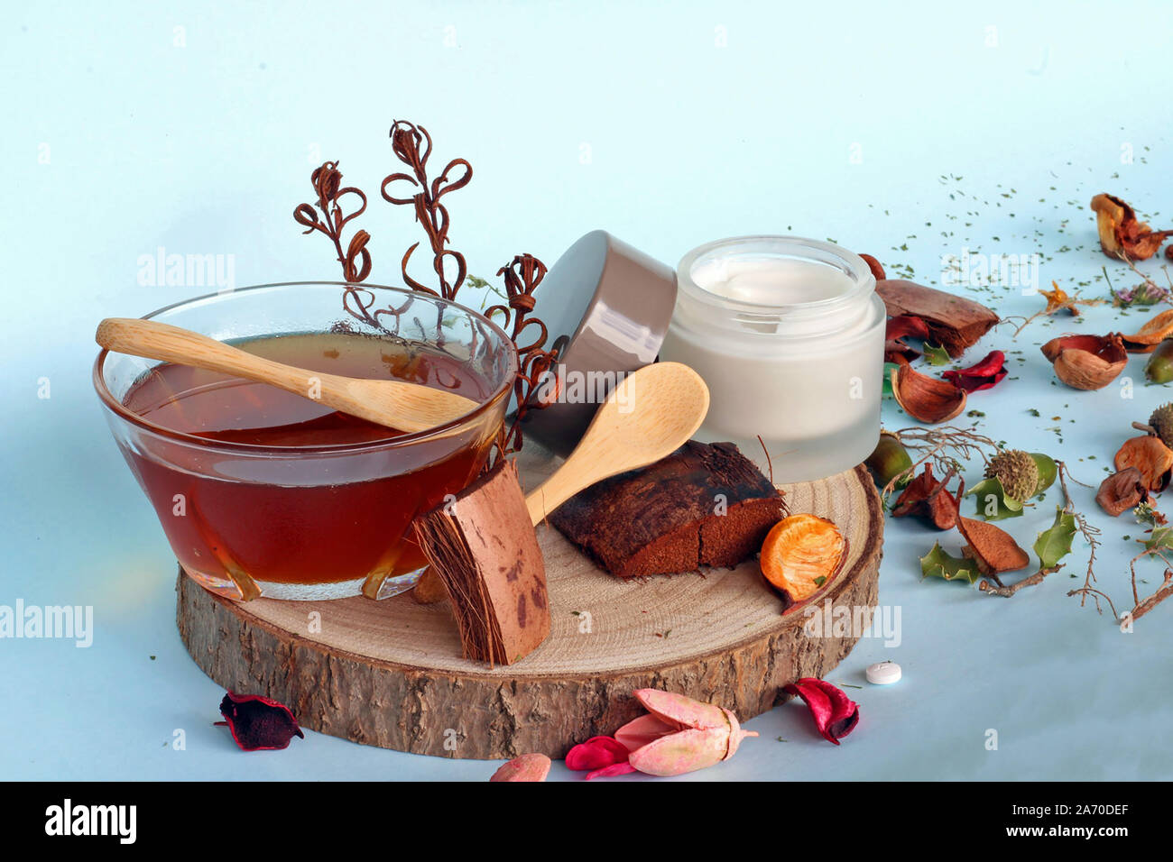 Medicina Natural: aceite esencial dentro de una jarra y un frasco con crema natural. Medicina alternativa que respeta el medio ambiente y la salud. Foto de stock