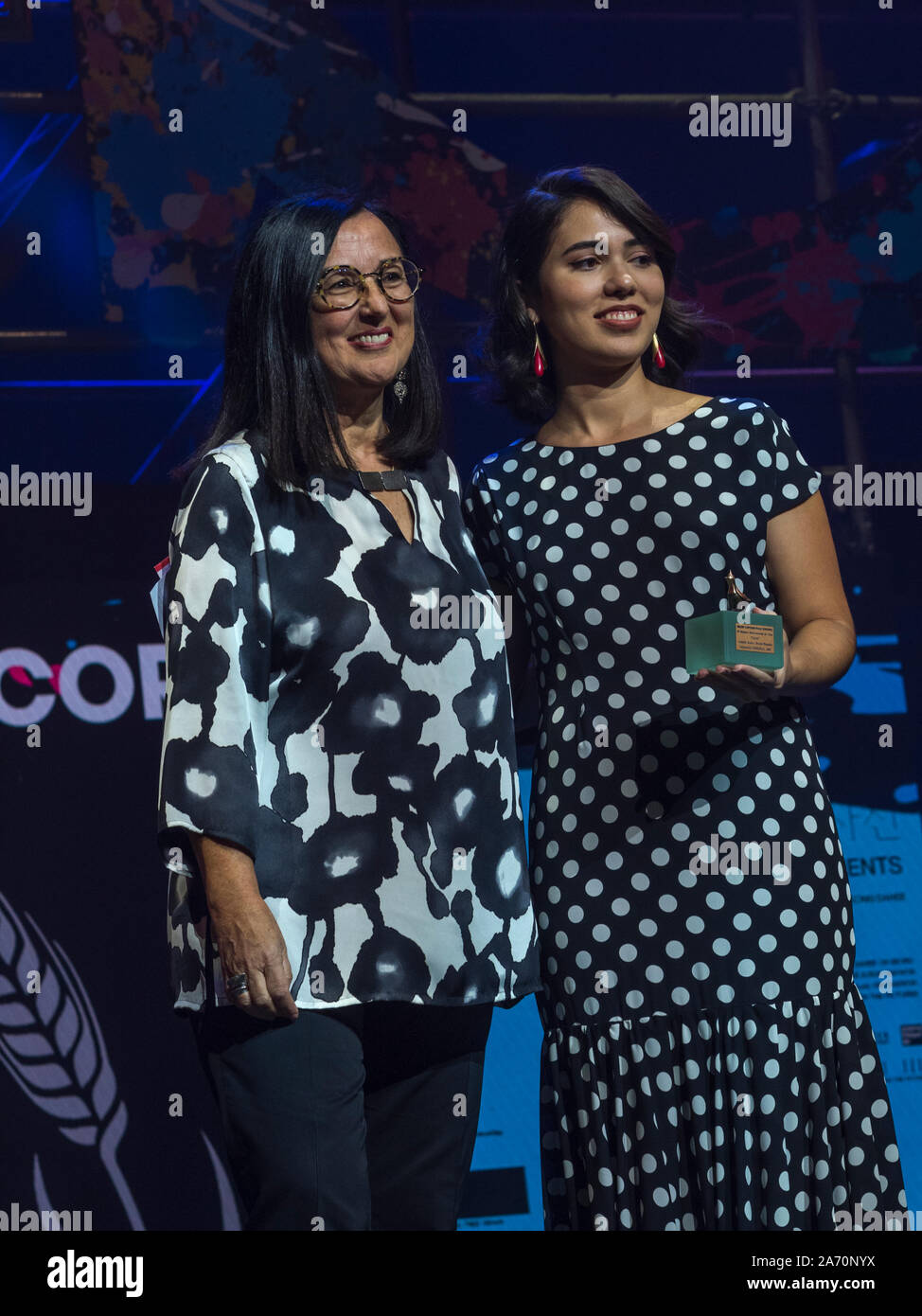 Camina Kater recoge el premio al mejor cortometraje europeo de la Sección Oficial de la 64 Seminci por carne, junto a la productora Chelo Loureiro. Foto de stock