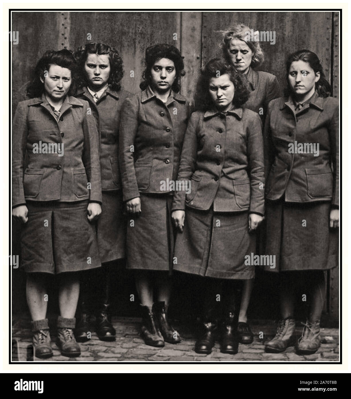 Vintage WW2 Belsen capturados Nazi de las SS guardianes femeninos grupo en Bergen-Belsen. Infame campo de concentración brutal, la escena de muchas indescriptiblemente crueles experimentos médicos violentos y brutales crímenes de lesa humanidad Belsen Alemania 1945 Foto de stock