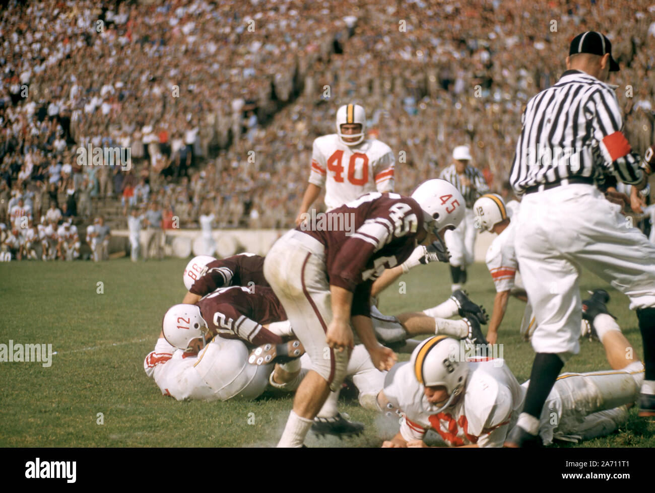 DALLAS, TX - 21 DE SEPTIEMBRE: Vista General de jugadores desde el #2 clasificado de la Texas A&M Aggies jugando contra las tortugas de Maryland el 21 de septiembre de 1957 en el Cotton Bowl en Dallas, Texas. Los Aggies defetead los galápagos 21-13. (Foto por Hy Peskin) (número de registro: X4753) Foto de stock