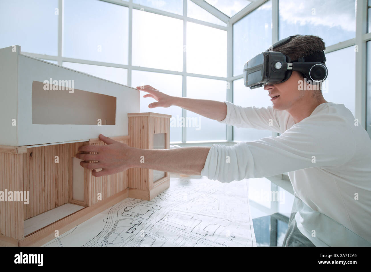 Cerca. El diseñador de interiores con casco de realidad virtual Foto de stock
