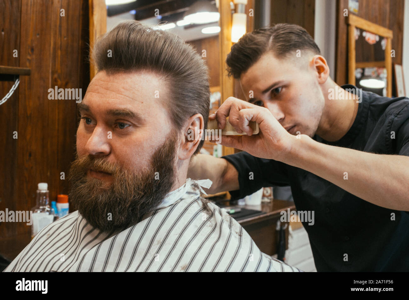 Barber shop, un hombre con una barba corta peluquería. Un pelo bonito y  cuidado, peluquería para hombres. Corte de pelo profesional, peinado y  estilo retro. Custo Fotografía de stock - Alamy