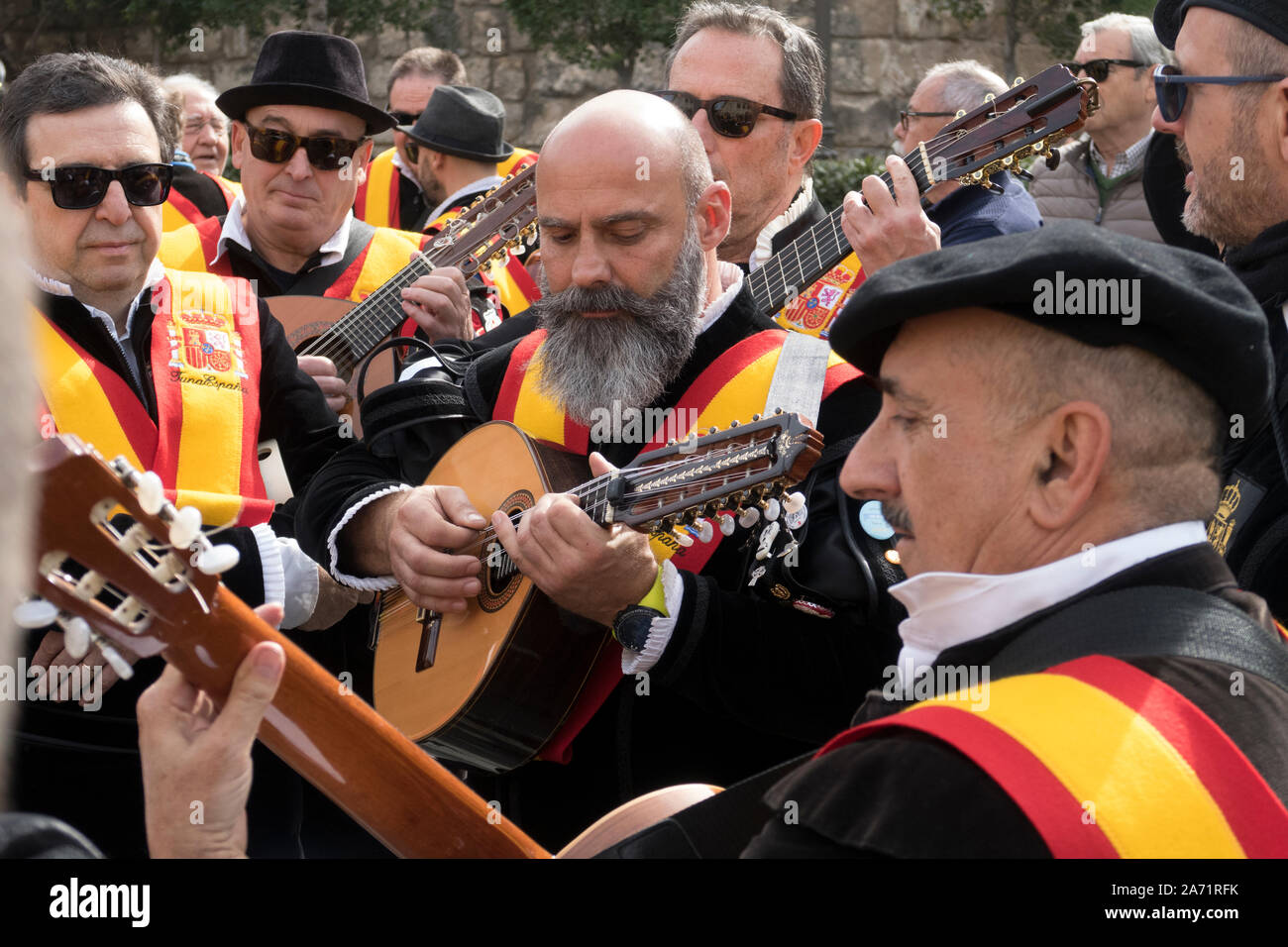 Los músicos en trajes tradicionales y jugando en la ciudad española de  Sevilla Fotografía de stock - Alamy