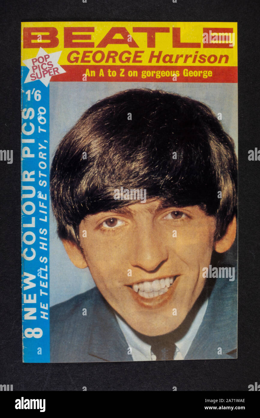 Réplica de recuerdos relacionados con los Beatles: THE BEATLES Pop Pics Super revista de George Harrison. Foto de stock