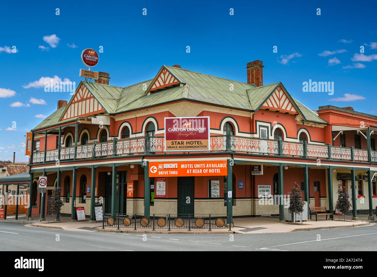 Exterior del país antiguo pub en Rutherglen, Victoria, Australia. Editar digitalmente (líneas eléctricas retirado del cielo) Foto de stock