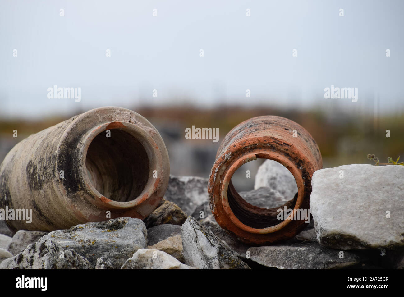 Los restos de las antiguas tuberías de cerámica desde el suministro de  agua. Secciones prefabricadas de cerámica de que el ducto fue montado  Fotografía de stock - Alamy