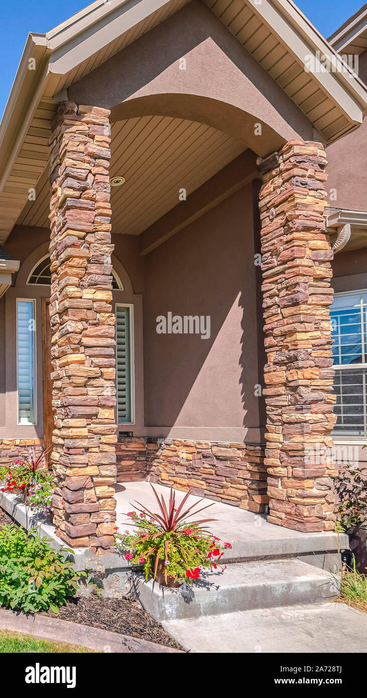 Casa moderna vertical y patio delantero con pilares de piedra Fotografía de  stock - Alamy