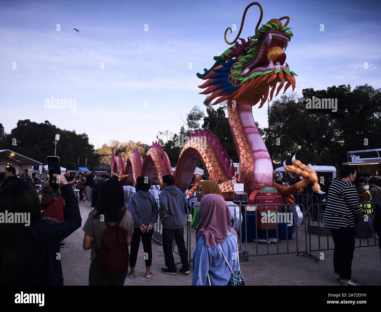La linterna del Dragón Eterno 27m de largo x 6m de alto. El festival Light Up Melbourne rinde homenaje al festival chino Lantern Foto de stock