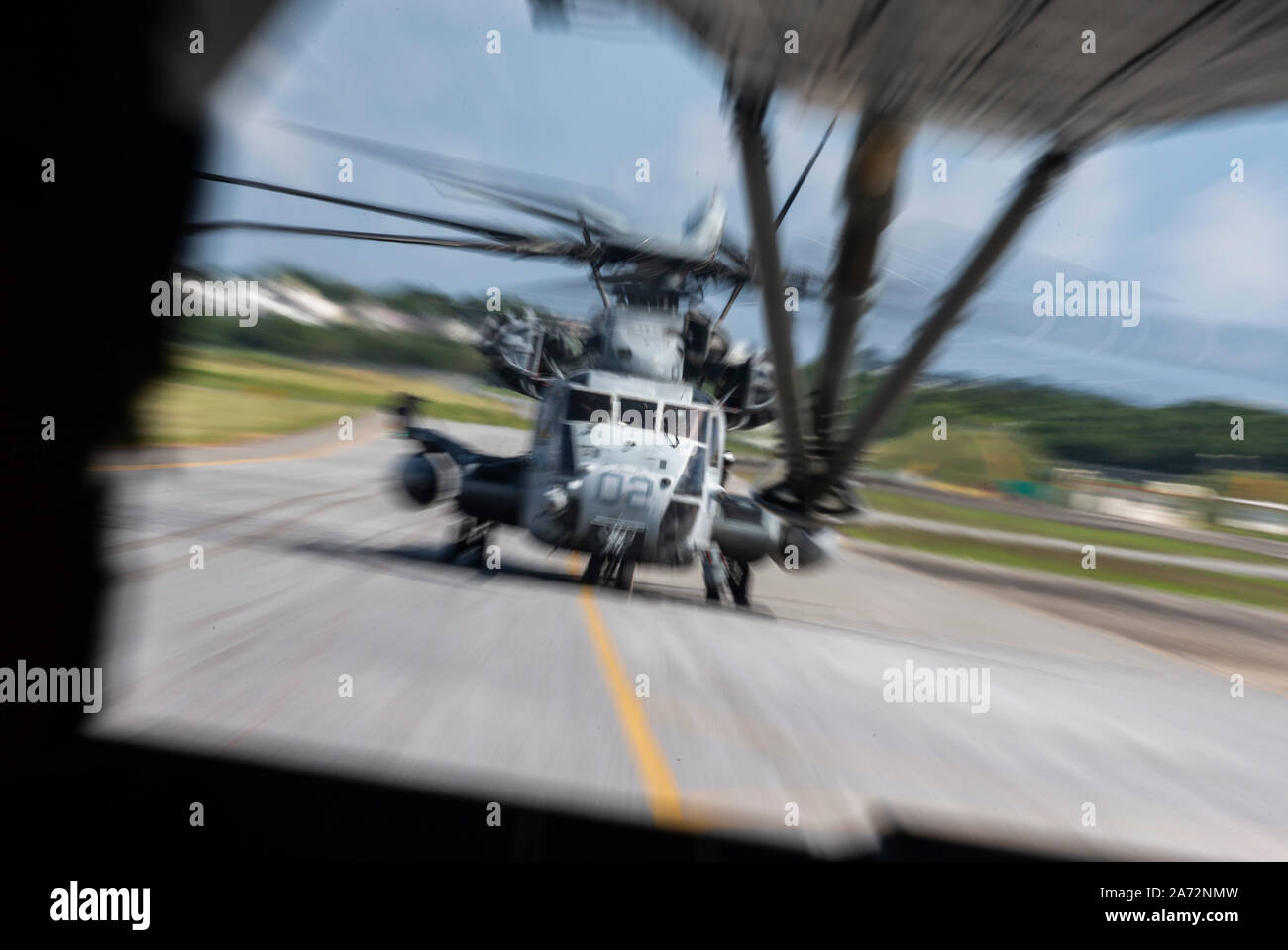 Un tipo CH-53E Super Stallion helicóptero se prepara para despegar durante un ejercicio de despliegue rápido realizado por primera Marine de alas de avión, III Fuerza Expedicionaria de la Marina, en Okinawa, Japón, 24 de octubre de 2019. Infantes de Marina con 1MAW realizó esta capacitación para aumentar la confianza de la III MEF tiene la capacidad para desplegar rápidamente y mantener un seguro región Indopacífico. Como la única desplegadas en el MEF, III MEF está estratégicamente capaz de responder rápida y eficazmente a cualquier crisis en la región del Indo-Pacífico. (Ee.Uu. Marine Corps foto por Lance Cpl. Tanner D. Lambert) Foto de stock