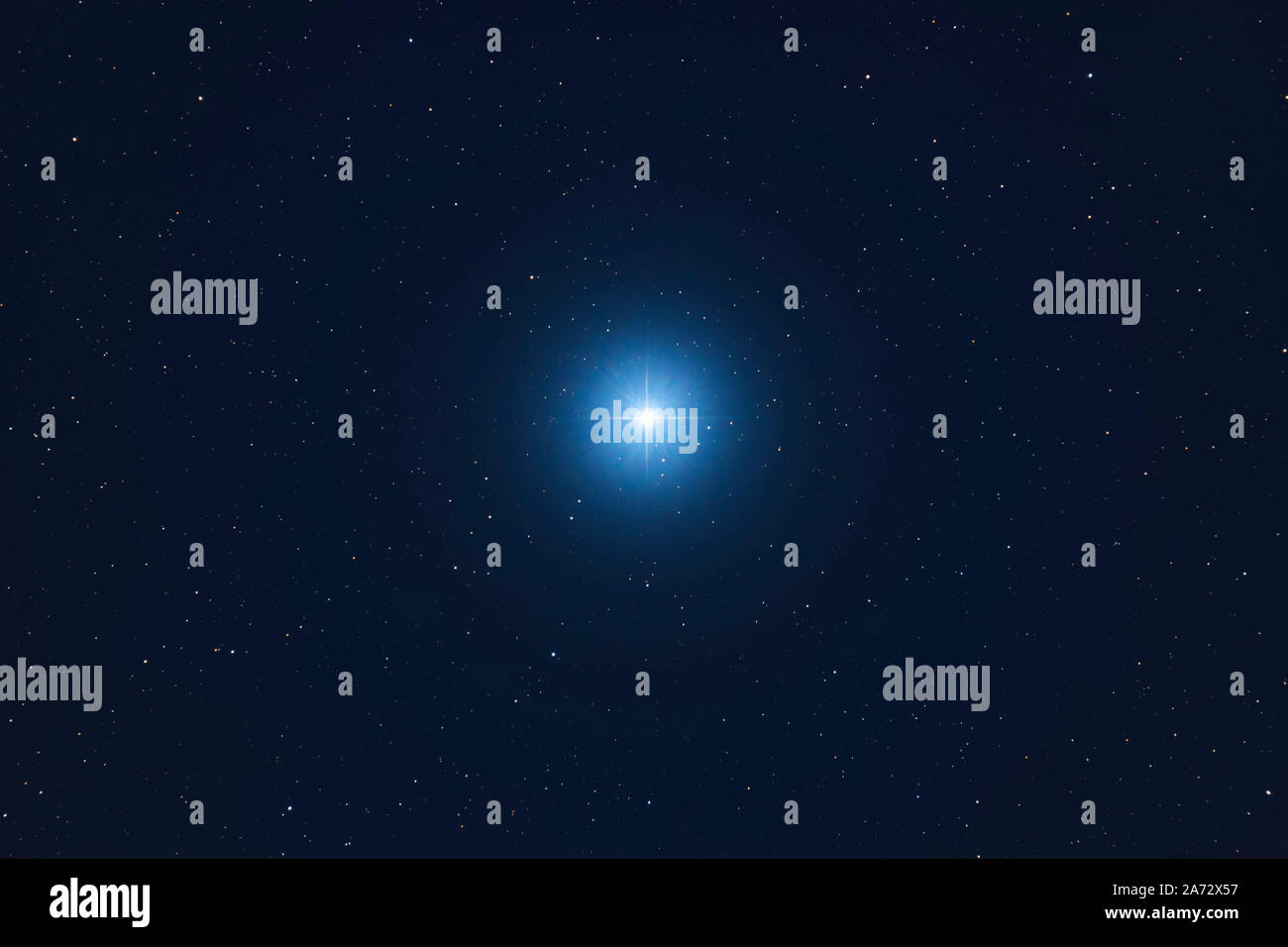Un primer plano de Sirius en Canis Major, tomada en la luz de la luna, con el 130mm f/6 refractor apo. Esta es una pila de seis exposiciones de 2 minutos y tres 30-seco Foto de stock