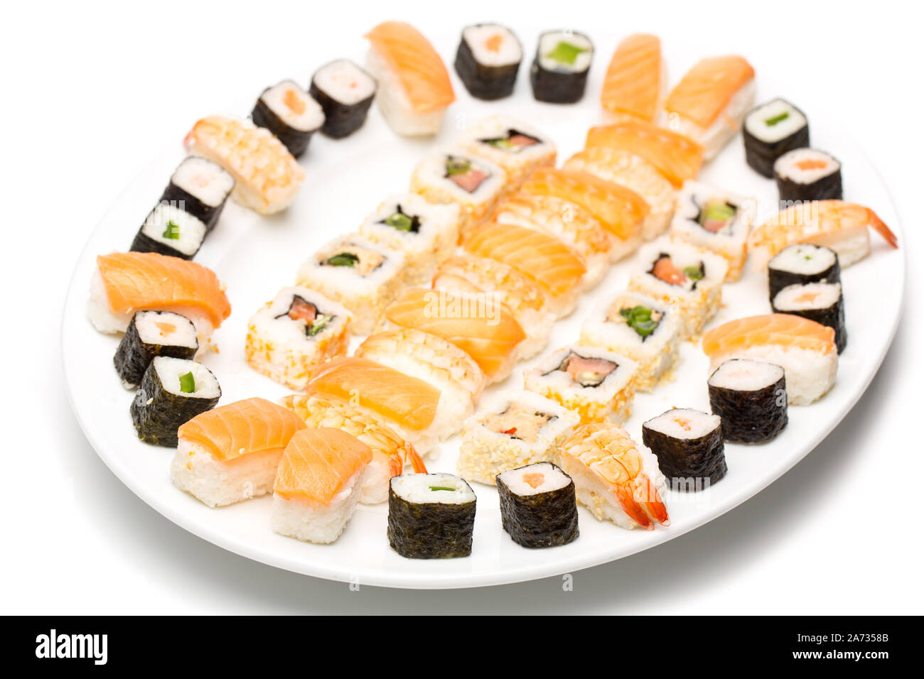Un plato lleno de sushi en un buffet de pescado Foto de stock