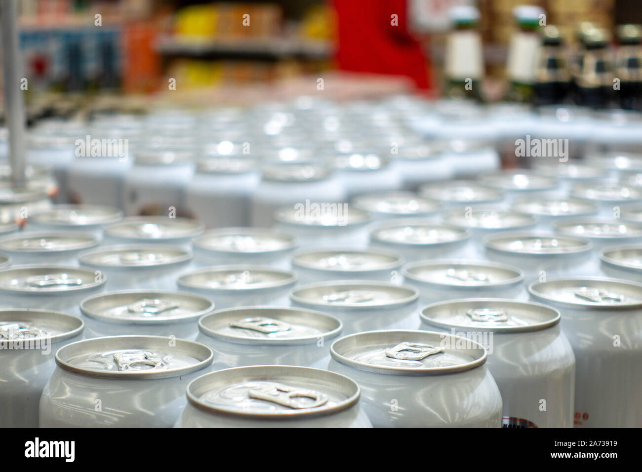 Vista desde arriba. Latas de Aluminio en el mercado cubren alumiunum latas. Latas de Aluminio Foto de stock