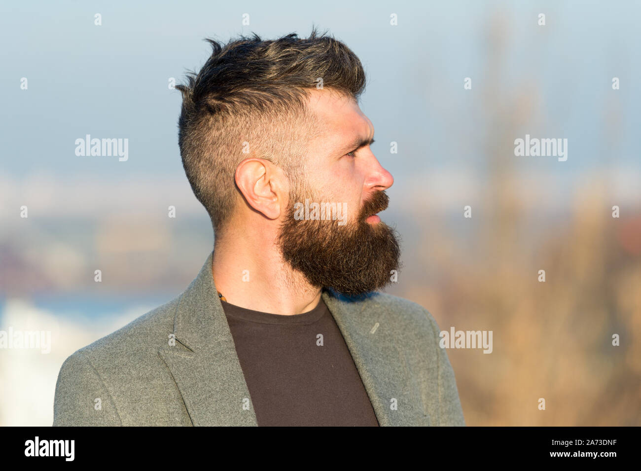 Corte De Pelo Fresco El Hombre Barbado Hipster Con Bigote Cielo Azul De Fondo Guia De Afeitado De La Barba Hipster Seria Guapo Chico Atractivo Con Barba Larga Peluqueria Peluqueria Guy Elegante