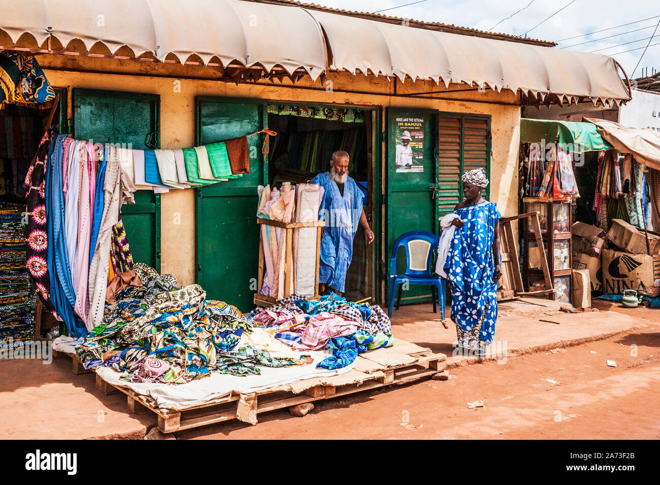 Tienda de ropa gambia africa fotografías e imágenes de alta resolución