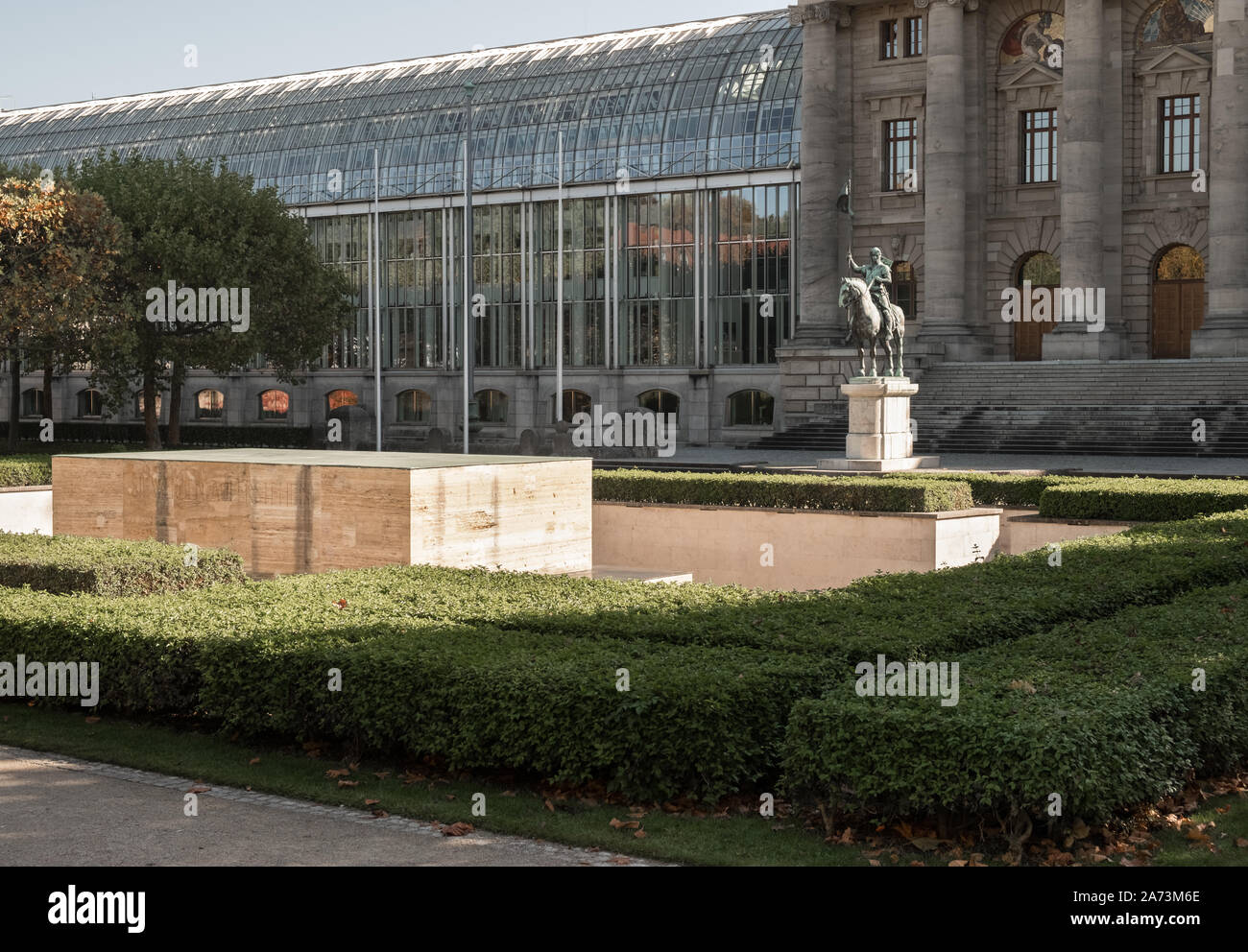 Munich, Baviera, Alemania. Exterior de la Cancillería del Estado de Baviera (Bayerische Staatskanzlei) creación y Kriegerdenkmal War Memorial. Foto de stock