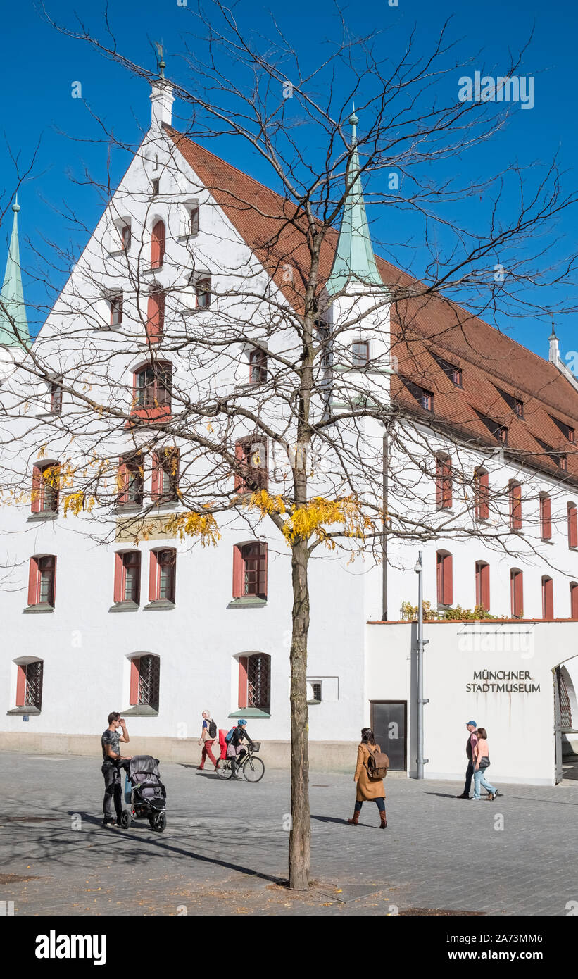 El Altstadt, Munich, Baviera, Alemania. Exterior de la Munich Stadtmuseum, el museo de historia y cultura locales, incluyendo exposiciones sobre música y armamento. Foto de stock
