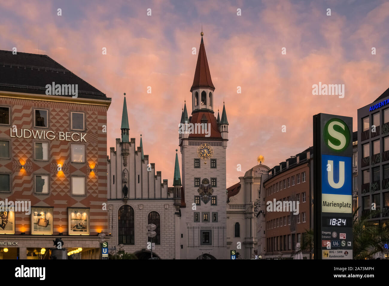 La Marienplatz, el Altstadt, Munich, Alemania. Los estilos de la arquitectura en la parte más concurrida de la Ciudad Vieja al anochecer. Foto de stock