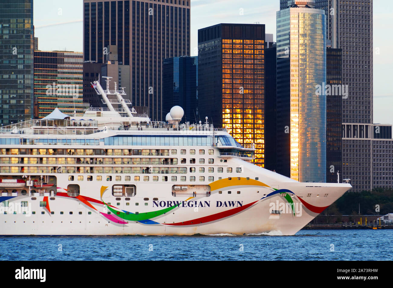 Noruego Dawn barco crucero en el puerto de Nueva York puerto Foto de stock