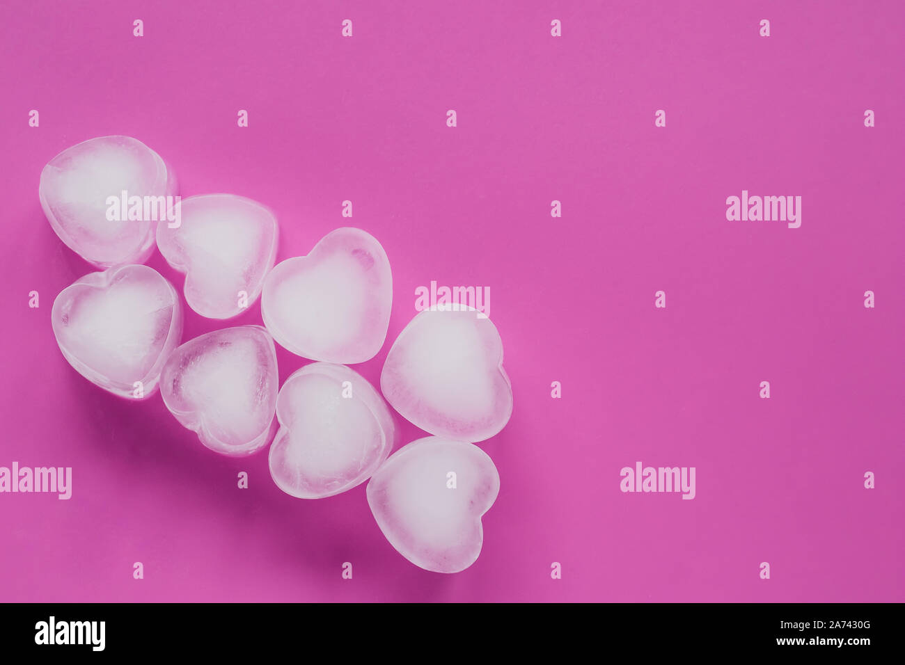 Tarjeta romántica con helado de corazón. Color rosa de fondo abstracto con corazones de hielo. Copiar, espacio de texto. Concepto de amor, de estilo moderno. Símbolo del día de San Valentín. Foto de stock