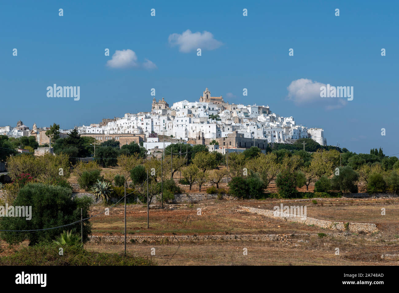 Vista lejana de casas encaladas en el casco antiguo de Ostuni en Apulia (Puglia) en el sur de Italia Foto de stock
