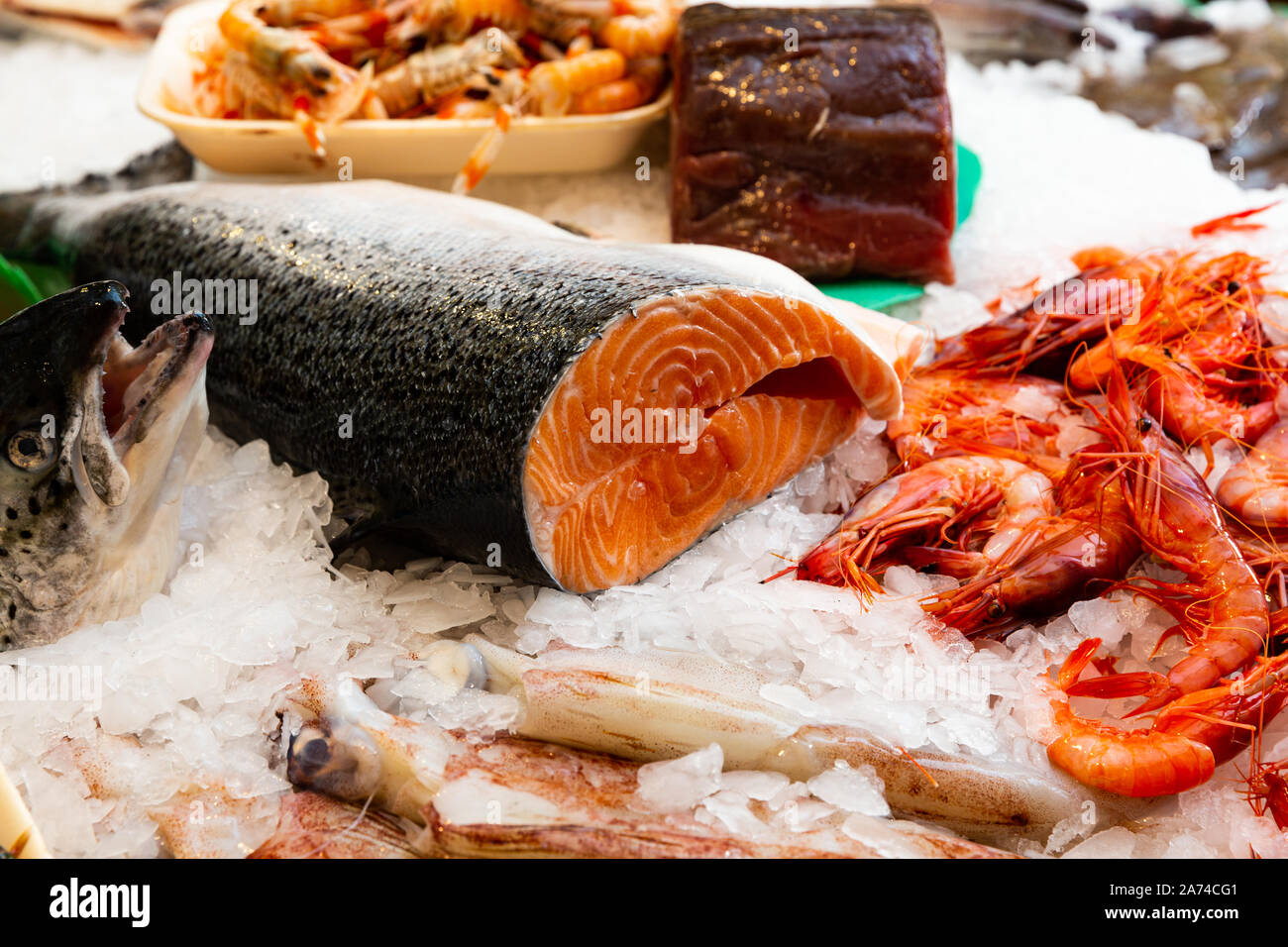 Gran surtido de mariscos frescos satisfaciendo cualquier gusto sobre hielo  escaparate de tienda de pescado Fotografía de stock - Alamy