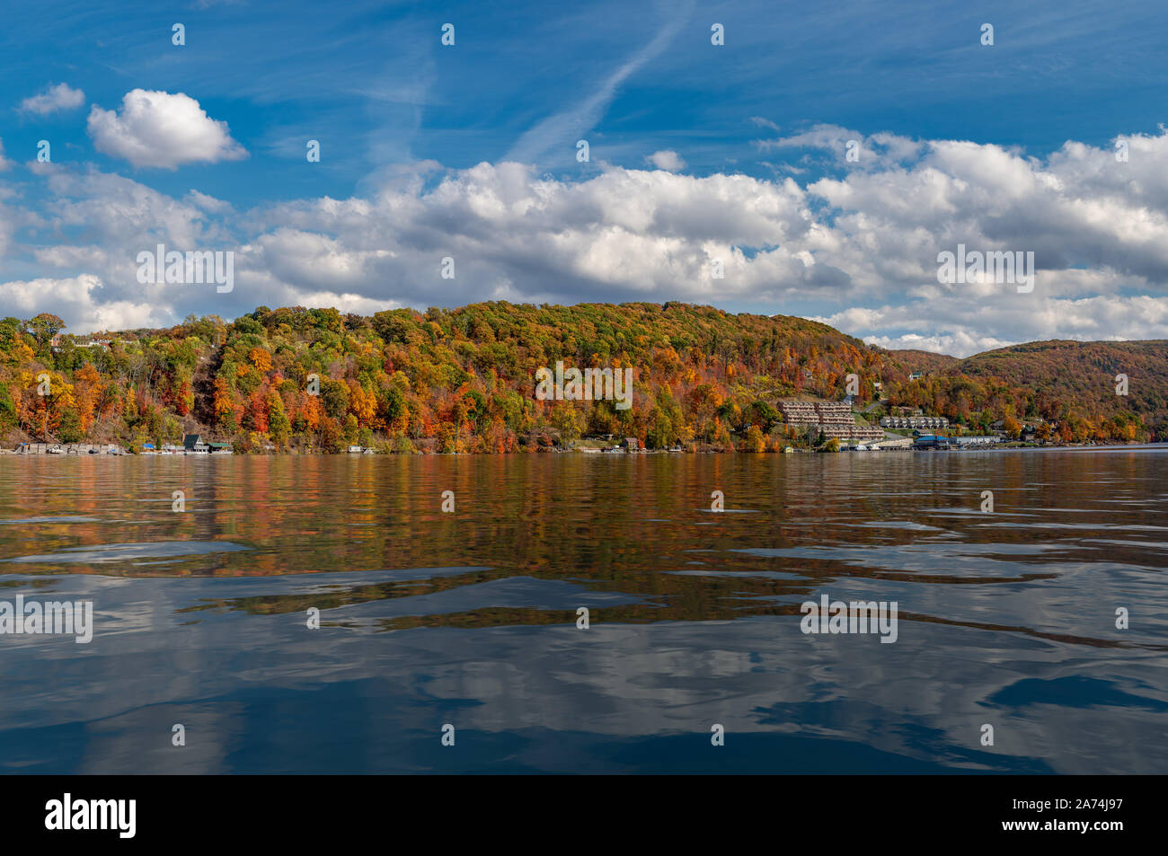 Panorama del otoño colores de otoño que rodean el lago artificial con trampa de agua cerca de la superficie en Morgantown, West Virginia Foto de stock