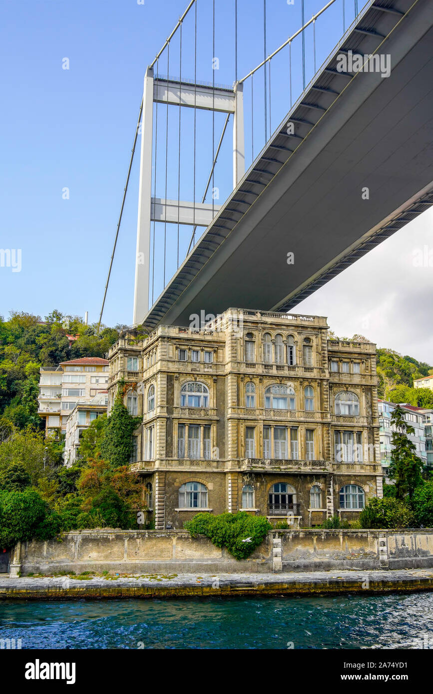 Vista de Zeki Paşa Yalısı bajo el puente del Bósforo que conecta a Europa y Asia. Estambul, Turquía. Foto de stock