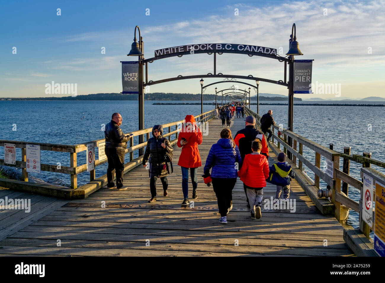 Las personas que toman un paseo en White Rock Pier, White Rock, British Columbia, Canadá Foto de stock