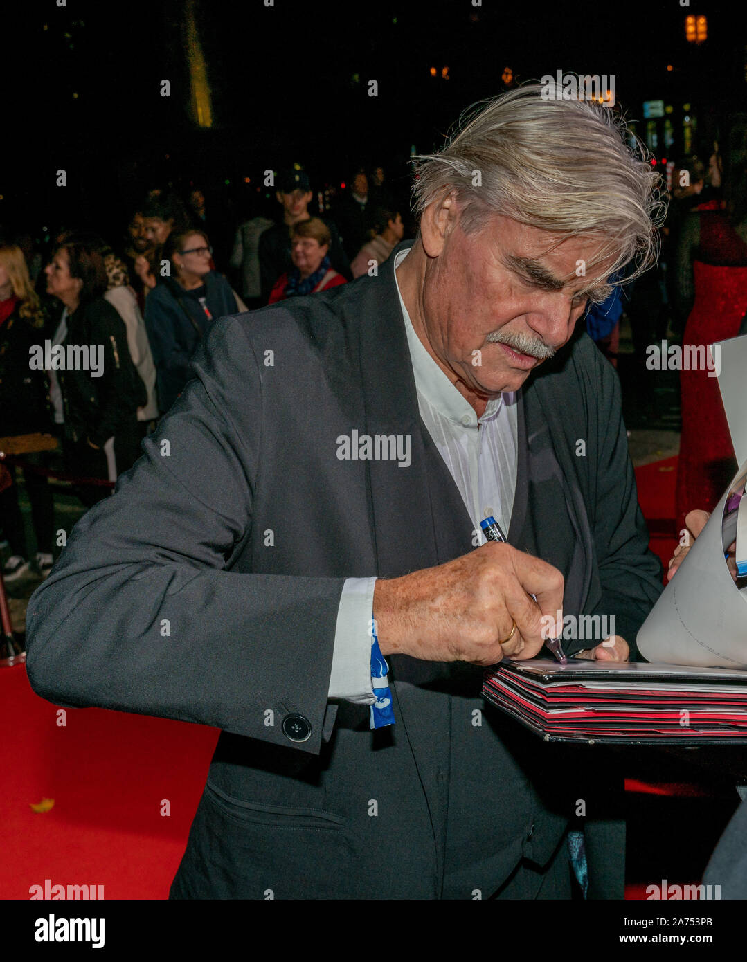 FRANKFURT am Main, Alemania - 18 de octubre 2019: Peter Simonischek (*1946, el actor austriaco) firmando autógrafos para los fans del Hessischer Film- und Kinopreis 2019, alfombra roja, Frankfurt am Main Foto de stock