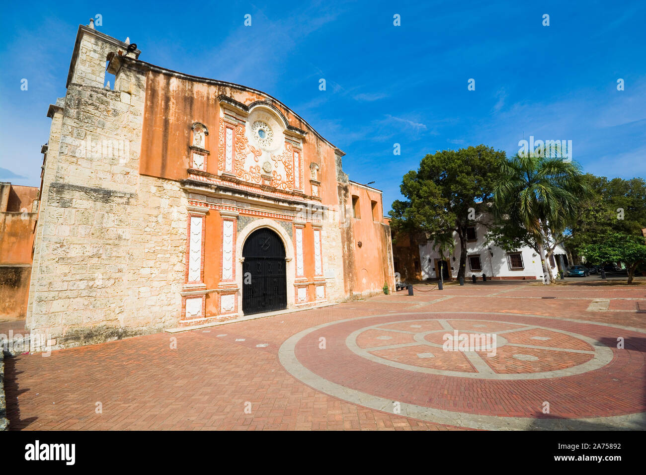 Convento de Dominicos - la primera iglesia católica y Universidad del Nuevo Mundo, situado en la Zona Colonial de la ciudad, Santo Domingo, República Dominicana Fotografía de stock - Alamy Convento de Dominicos - la primera iglesia católica y Universidad del Nuevo Mundo, situado en la Zona Colonial de la ciudad, Santo Domingo, República Dominicana Fotografía de stock - Alamy