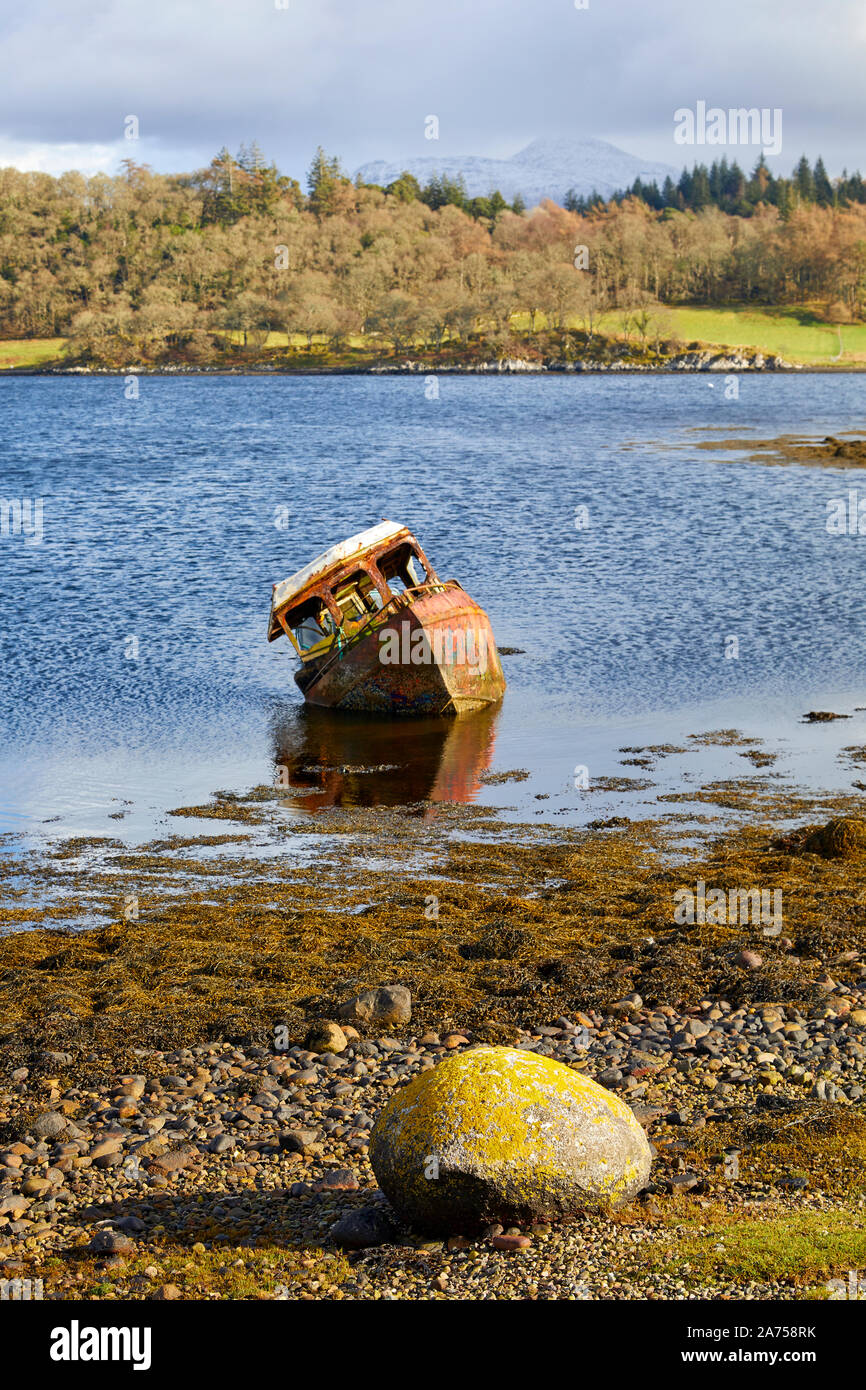 La mitad buque hundido del barco pesquero en el Loch Etive Foto de stock