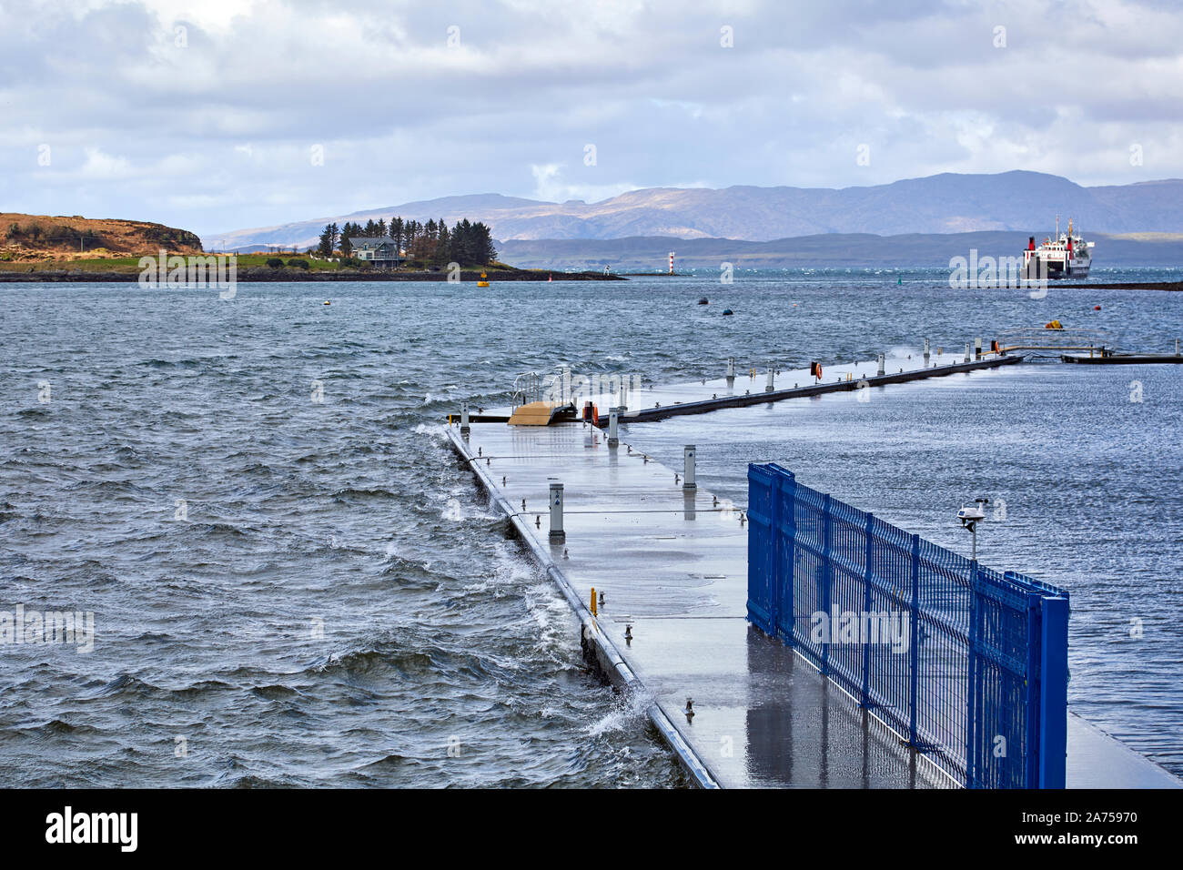 Mar agitado en el Muelle Norte, pontones Oban, Escocia Foto de stock