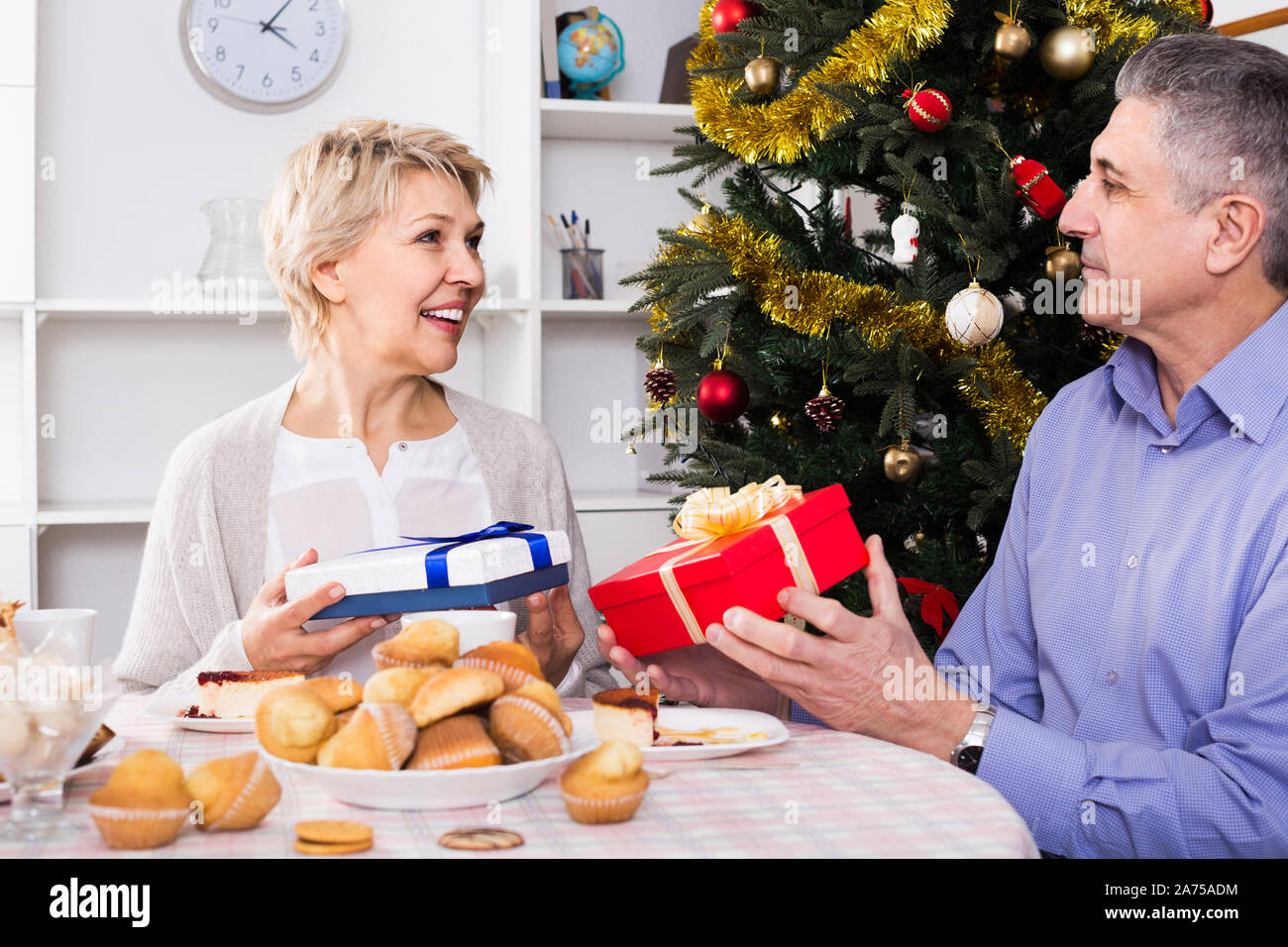 El esposo y la esposa felices vacaciones intercambio de regalos para Navidad  y Año Nuevo Fotografía de stock - Alamy