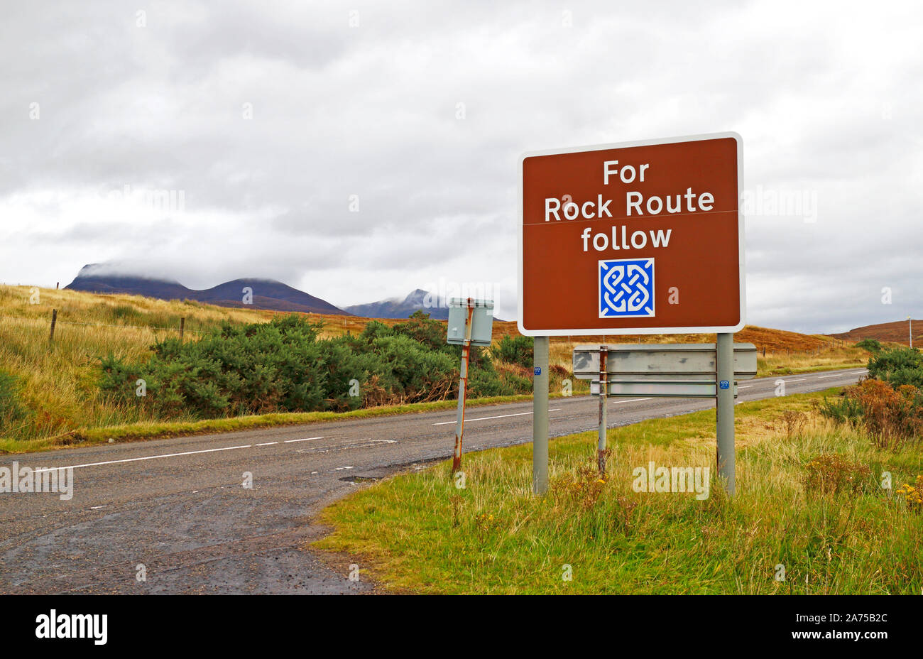 Una señal de carretera en Assynt en el norte-oeste de Highlands Escocesas indicando la ruta a seguir en el Geoparque, Escocia, Reino Unido, Europa. Foto de stock