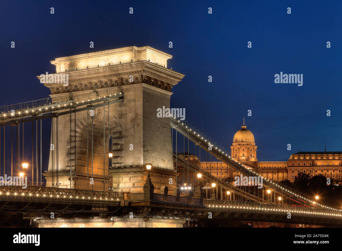 Hungría, Budapest, el Puente de la cadena y el Palacio Real Foto de stock