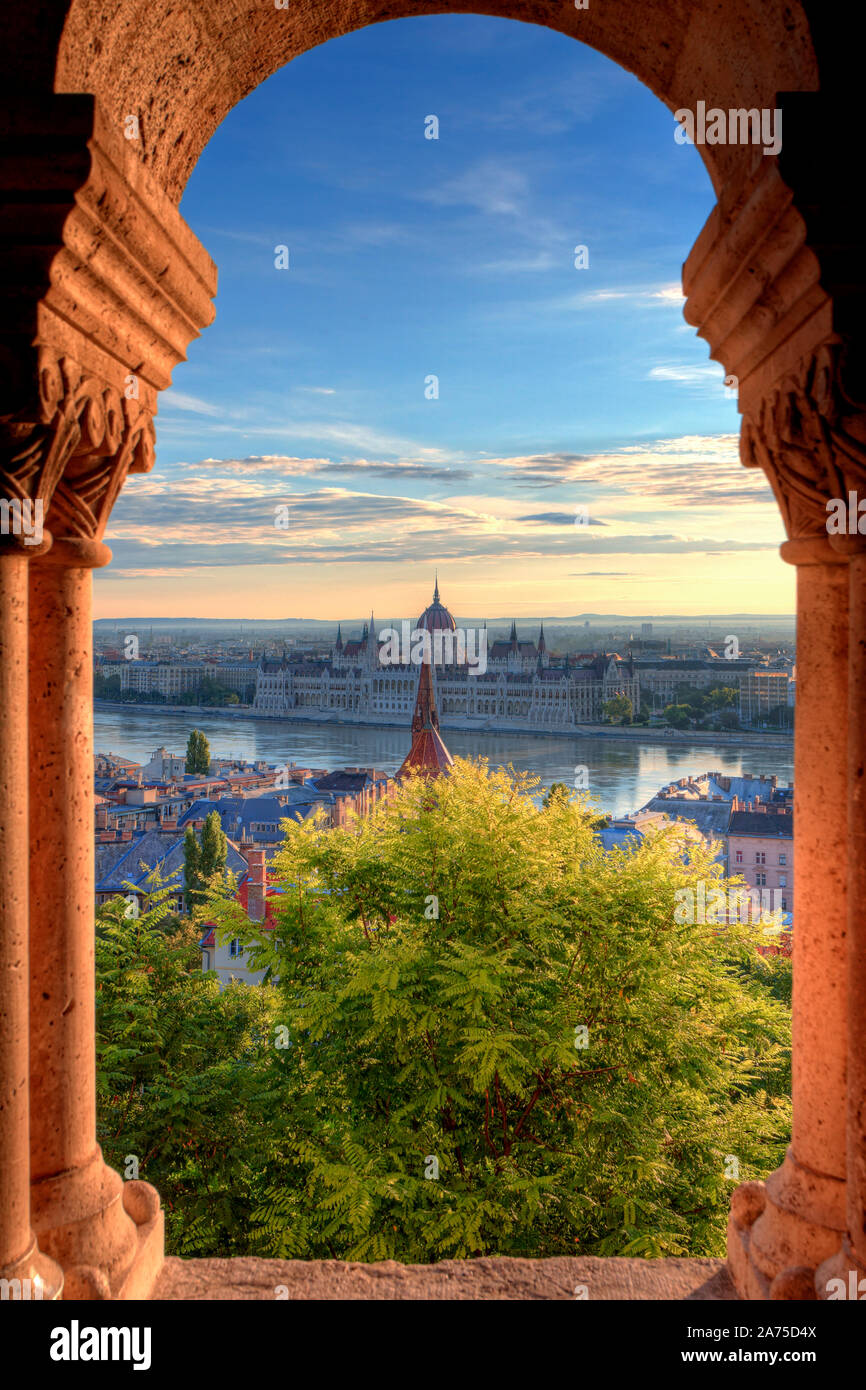 Hungría, Budapest, Bastión de los pescadores, la vista hacia el Parlamento y la ciudad Foto de stock