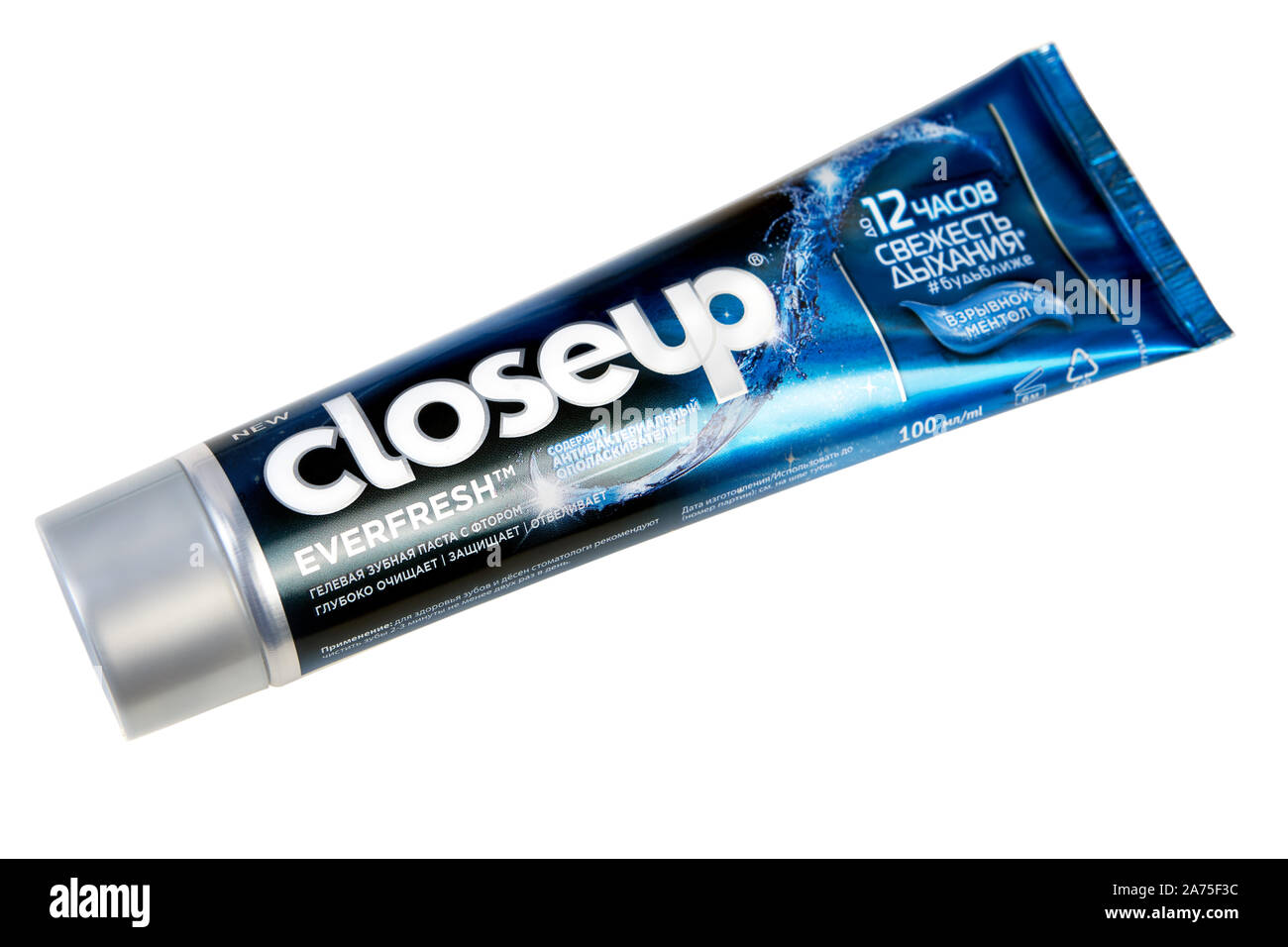 San Petersburgo, Rusia - Octubre 17, 2019: Closeup Everfresh es azul Gel crema  dental con fluoruro y enjuague bucal antibacteriano también blanquea los  dientes de forma natural. El b Fotografía de stock - Alamy