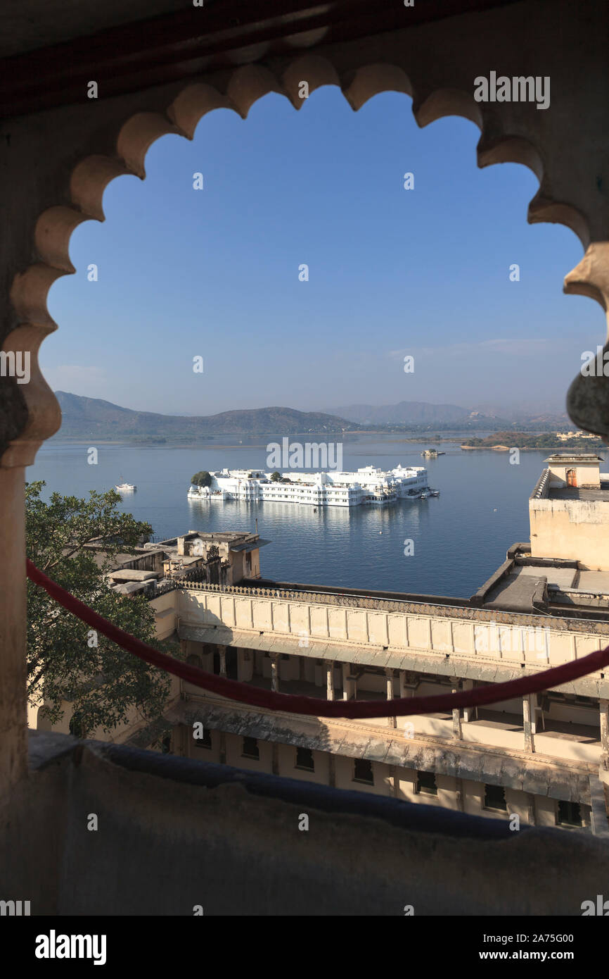 La India, Rajasthan, Udaipur, ciudad complejo de palacio, vista del lago Pichola y Lake Palace Foto de stock