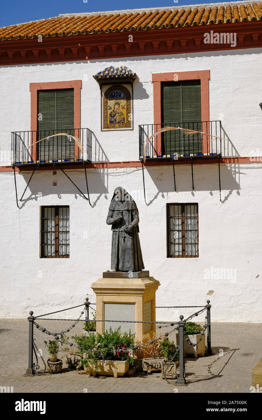 Estatua de santa Ángela de la Cruz fuera de la Catedral de Santa María de Carmona, provincia de Sevilla, Andalucía, España Foto de stock