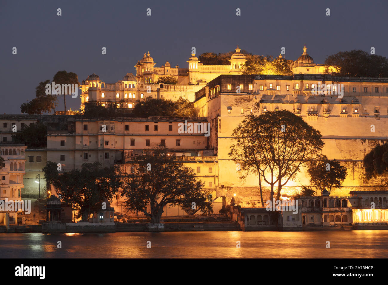 La India, Rajasthan, Udaipur, vista de Lal Ghat y el complejo del Palacio de la ciudad Foto de stock