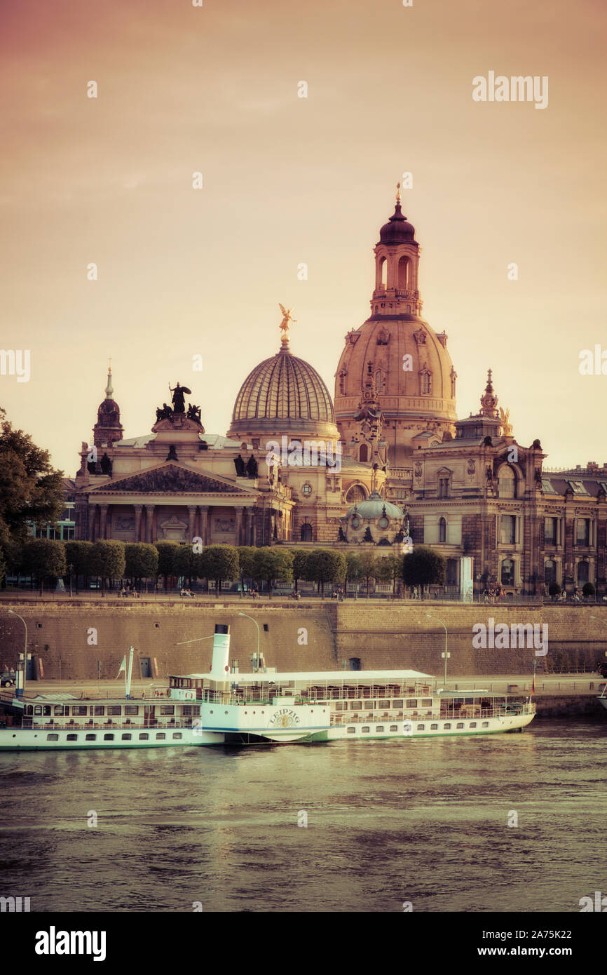 Alemania, en el Estado federado de Sajonia, Dresden, el río Elba y el casco antiguo de skyline al atardecer Foto de stock