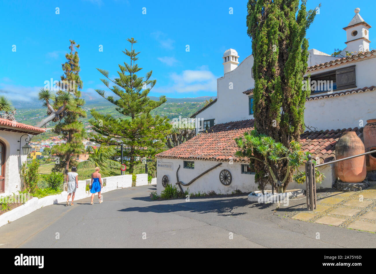 Los Realejos, Tenerife, Islas Canarias - Junio 06, 2018: Popular restaurante turístico - Meson el Monasterio con diseño rústico y hogareño off Foto de stock