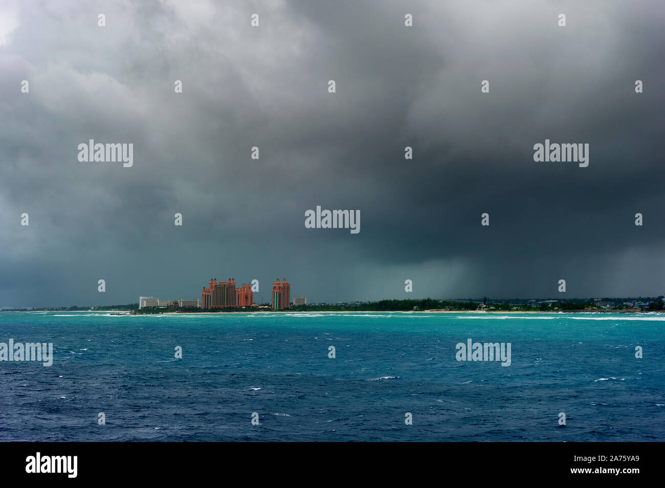 Vistas de la isla de paraíso bajo cielos tormentosos donde Atlantis Resort puede ser visto desde un barco de crucero entrando en el puerto de Nassau. Foto de stock