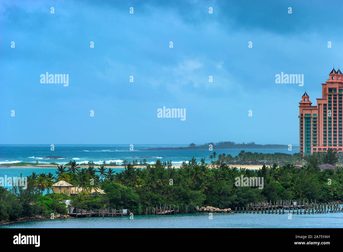 Vistas de la isla de paraíso donde Atlantis Resort puede ser visto desde un barco de crucero entrando en el puerto de Nassau bajo un clima tormentoso. Foto de stock
